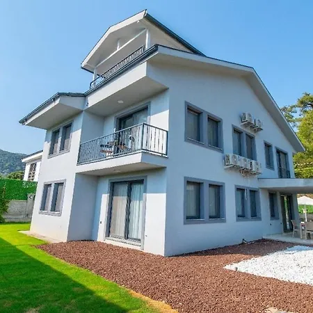 Vila Detached With Private Pool In Inlice