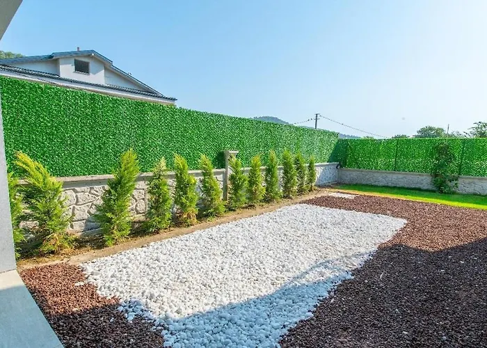 Detached With Private Pool In Inlice