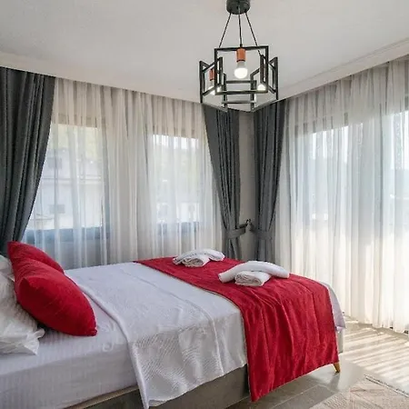 Detached With Private Pool In Inlice フェティエ