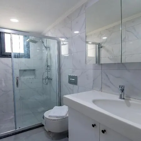 Detached With Private Pool In Inlice